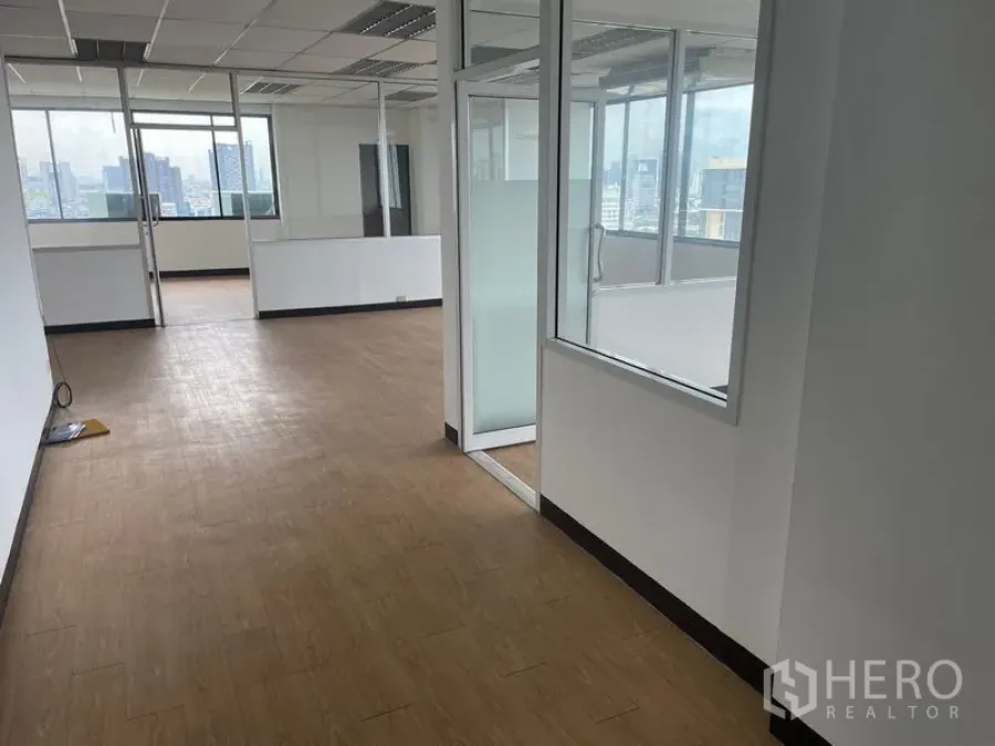 办公空间 出租在Din Daeng, Bangkok - 办公室走廊通往玻璃隔间，自然采光充足并享城市景观。