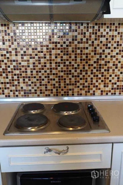 คอนโด ให้เช่าในWatthana, Bangkok - เตาไฟฟ้าและผนังกระเบื้องโมเสกในครัวคอนโด