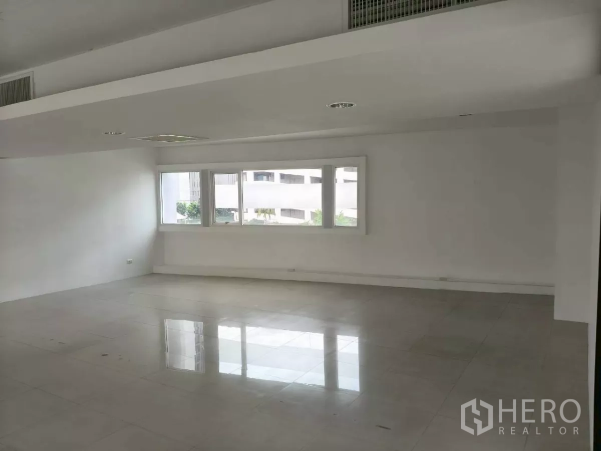 สำนักงาน ให้เช่าในChatuchak, Bangkok - มุมออฟฟิศโล่ง หน้าต่างรับแสงธรรมชาติ