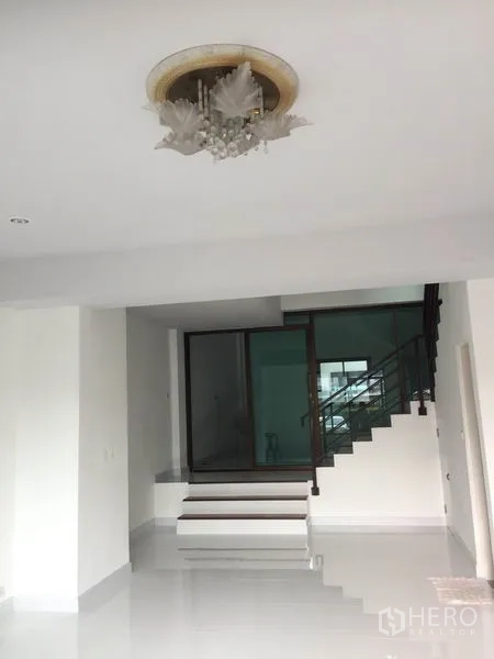 带办公室的家 出租在Wang Thonglang, Bangkok - 开放式客厅，吊灯、台阶与推拉玻璃门