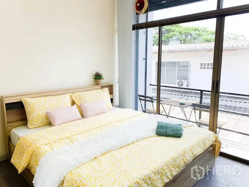 สำนักงานที่บ้าน ให้เช่าในKhlong Toei, Bangkok - ห้องนอนสว่าง เตียงคิง พร้อมประตูกระจกบานเลื่อนออกสู่ระเบียงเล็ก