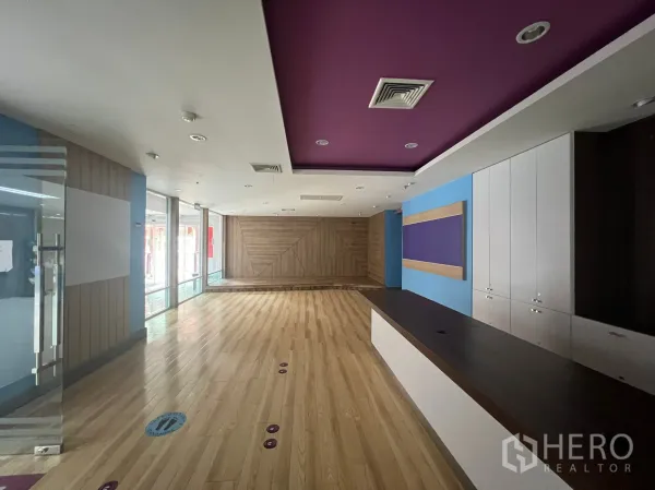 零售空间 出租 - 开放式销售区，木地板、装饰背景墙与落地窗，引入充足采光。