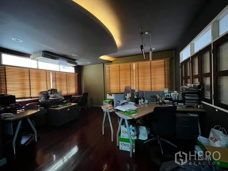 ทาวน์เฮาส์ ให้เช่า - ออฟฟิศแบบเปิดโล่ง เพดานโค้งซ่อนไฟ มู่ลี่ไม้ และจุดทำงานหลายตำแหน่ง