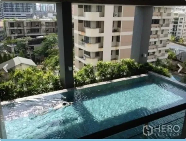 คอนโด ให้เช่าในWatthana, Bangkok - สระว่ายน้ำกลางอาคารพร้อมต้นไม้และวิวอาคารโดยรอบ