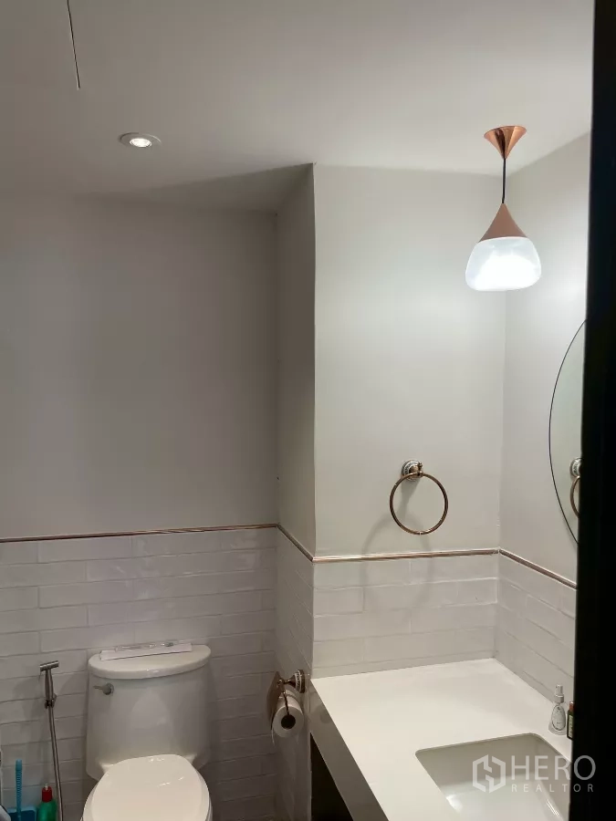 คอนโด ขายในWatthana, Bangkok - ห้องน้ำสไตล์โมเดิร์น อ่างล้างมือท็อปสีขาว กระจก โคมไฟแขวน และโถสุขภัณฑ์