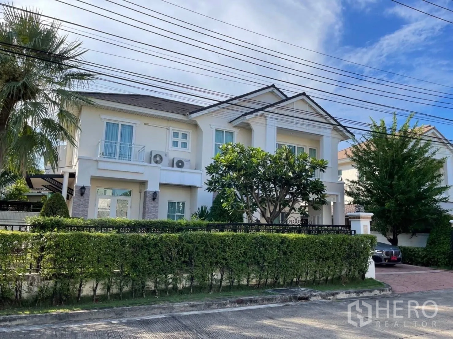 独立式住宅 出租在Prawet, Bangkok - 曼谷Prawet区两层独栋别墅外观，绿篱与车道。