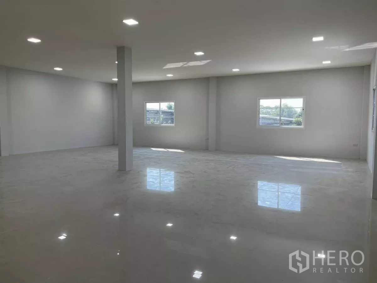 工厂 出租或出售在Bang Phli, Samut Prakan - 二层开放式办公室，带窗户与亮面地砖，采光充足。