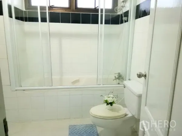 คอนโด ให้เช่าในWatthana, Bangkok - ห้องน้ำพร้อมอ่างอาบน้ำและฉากกั้นกระจก ผนังกระเบื้องสีขาว