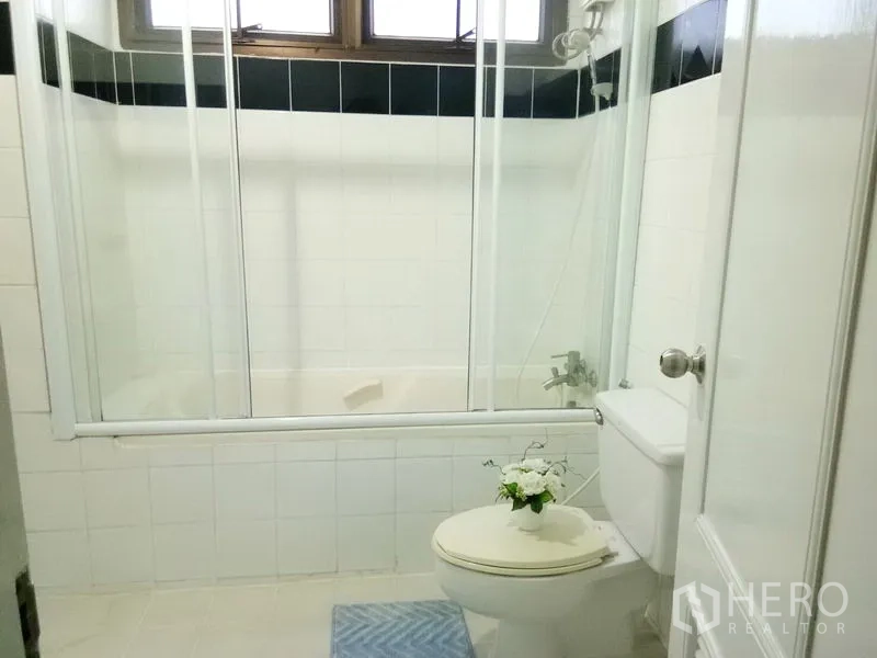 คอนโด ให้เช่าในWatthana, Bangkok - ห้องน้ำพร้อมอ่างอาบน้ำและฉากกั้นกระจก ผนังกระเบื้องสีขาว