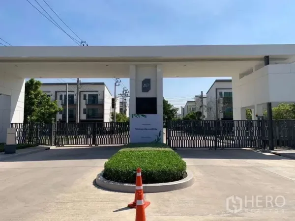 Townhouse for rent or sale in Phasi Charoen, Bangkok - Secure gated entrance to the townhouse community with guardhouse.