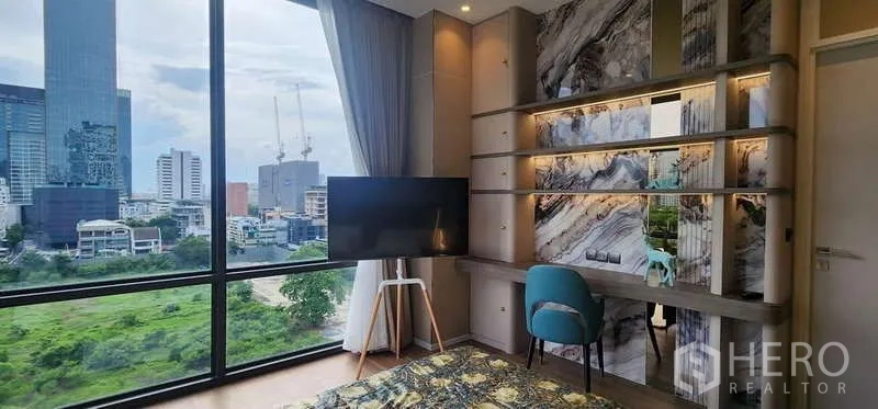 คอนโด ให้เช่า - พื้นที่ทำงานในห้องนอน ชั้นวางลายหินอ่อน โต๊ะทำงาน และวิวสกายไลน์