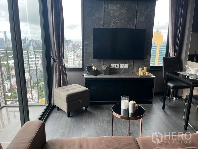 公寓 出租在Watthana, Bangkok - 现代客厅，石纹电视墙、阳台与曼谷天际线全景。