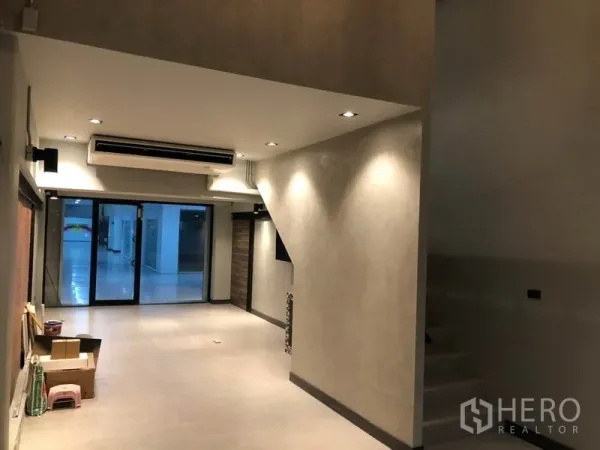 พื้นที่ขายปลีก ให้เช่าในWatthana, Bangkok - พื้นที่ค้าปลีกชั้นล่างแบบโอเพ่นแพลน ไฟดาวน์ไลท์ เครื่องปรับอากาศ และประตูกระจก