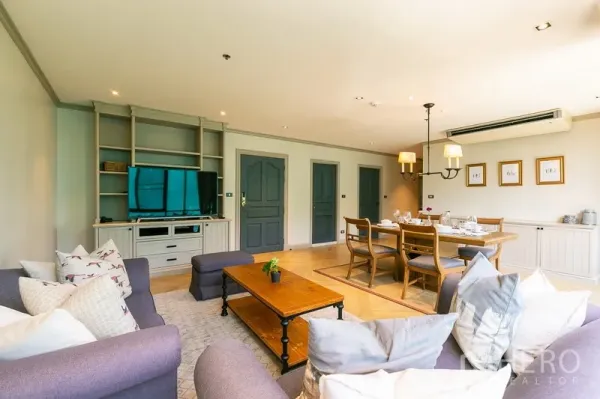 อพาร์ทเมนท์ ให้เช่าในKhlong Toei, Bangkok - โถงนั่งเล่นกว้าง ตู้บิวท์อินวางทีวีและชั้นวางของ พร้อมชุดโต๊ะอาหารและโคมแชนเดอเลียร์