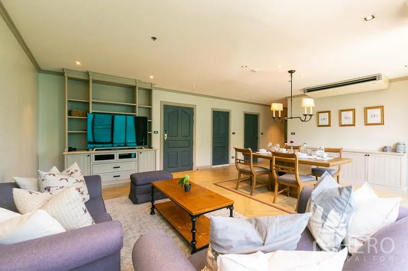 อพาร์ทเมนท์ ให้เช่าในKhlong Toei, Bangkok - โถงนั่งเล่นกว้าง ตู้บิวท์อินวางทีวีและชั้นวางของ พร้อมชุดโต๊ะอาหารและโคมแชนเดอเลียร์