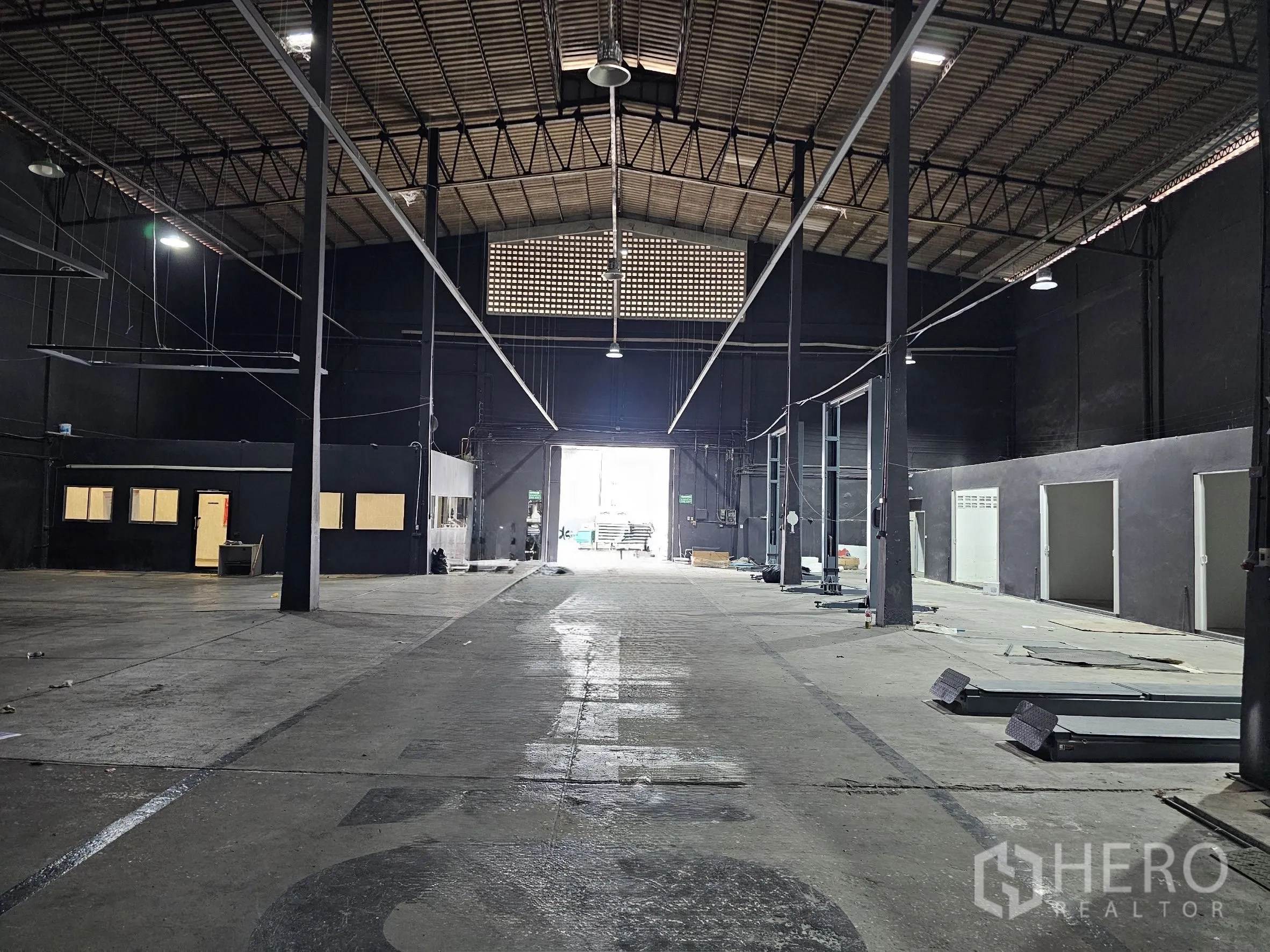 Warehouse for rent in Khlong Toei, Bangkok - Corner office structure with windows and a door within the warehouse floor area.