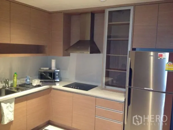 คอนโด ให้เช่าหรือขายในKhlong Toei, Bangkok - ครัวรูปตัวแอล ตู้ไม้ เตาไฟฟ้า เครื่องดูดควัน ไมโครเวฟ และตู้เย็นสแตนเลส