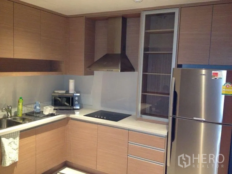 คอนโด ให้เช่าหรือขายในKhlong Toei, Bangkok - ครัวรูปตัวแอล ตู้ไม้ เตาไฟฟ้า เครื่องดูดควัน ไมโครเวฟ และตู้เย็นสแตนเลส