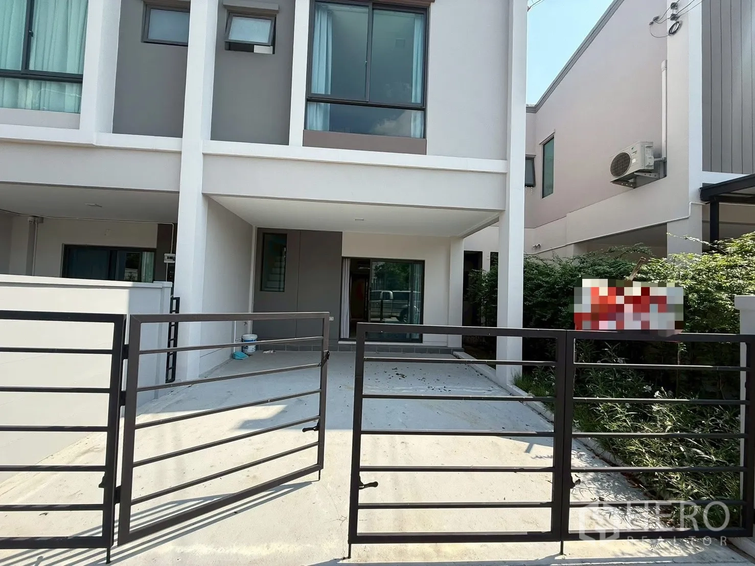 Townhouse for rent in Bang Phli, Samut Prakan - Two-storey townhouse exterior with gated parking.
