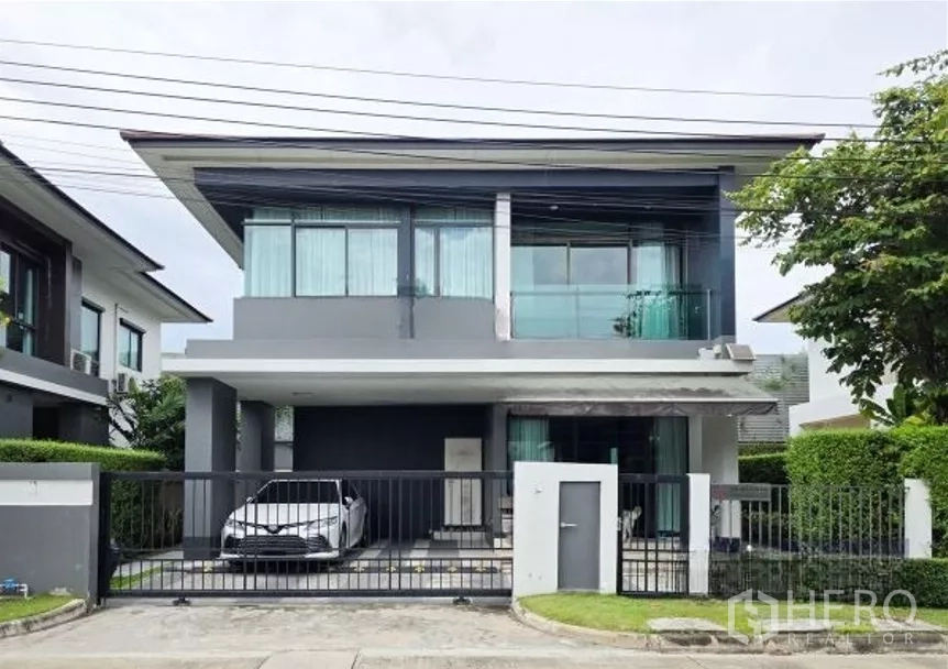 Detached House for sale in Bang Kapi, Bangkok - Modern two-storey detached house with gated driveway and car at Setthasiri Krungthep Kreetha, Bang Kapi.
