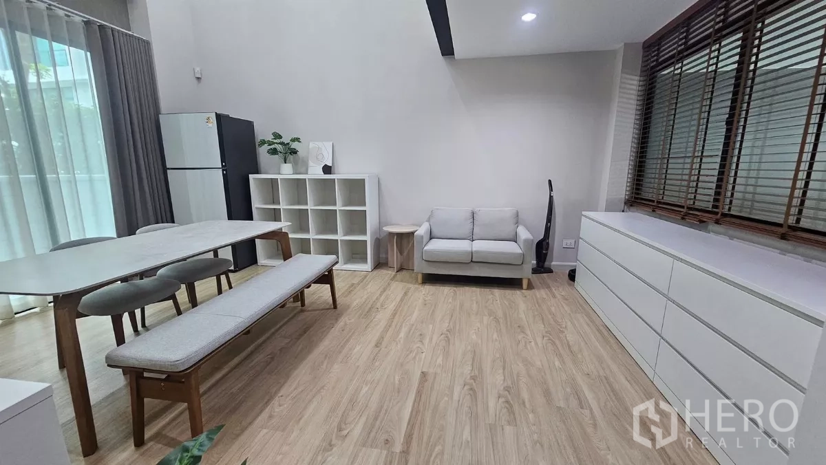 ทาวน์เฮาส์ ให้เช่าในSaphan Sung, Bangkok - ห้องนั่งเล่นเชื่อมรับประทานอาหาร หน้าต่างบานใหญ่ พื้นไม้โทนอ่อน