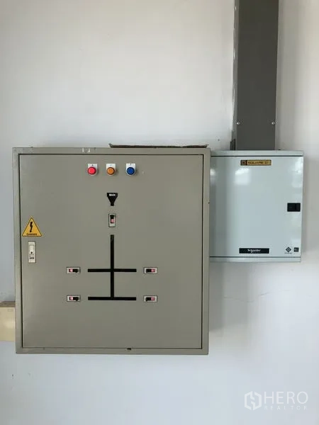 คลังสินค้า ให้เช่าในPhra Nakhon Si Ayutthaya - ตู้ควบคุมไฟฟ้าแบบ 3 เฟสติดตั้งภายในสำนักงาน