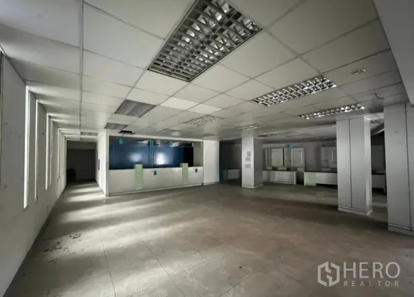 店屋 出租或出售在Khlong Toei, Bangkok - 宽阔大厅，设有多组服务柜台与立柱。