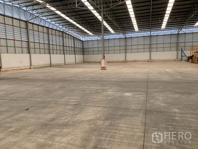 货栈 出租在Khlong Sam Wa, Bangkok - 开放式仓库空间，混凝土地坪，设有消防设施柱，屋顶灯带明亮。
