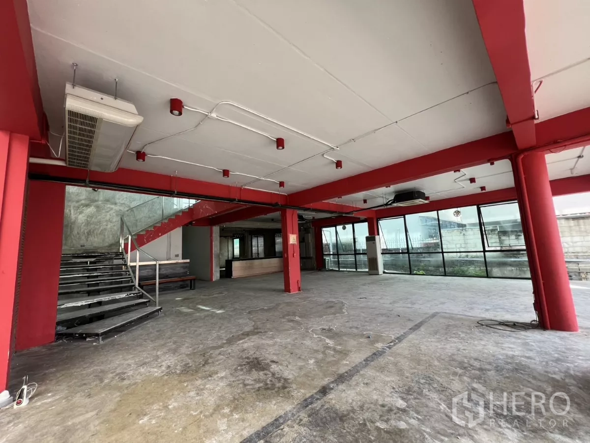 独立商业地产 出租在Din Daeng, Bangkok - 大面积开放办公区，玻璃墙与中央楼梯。