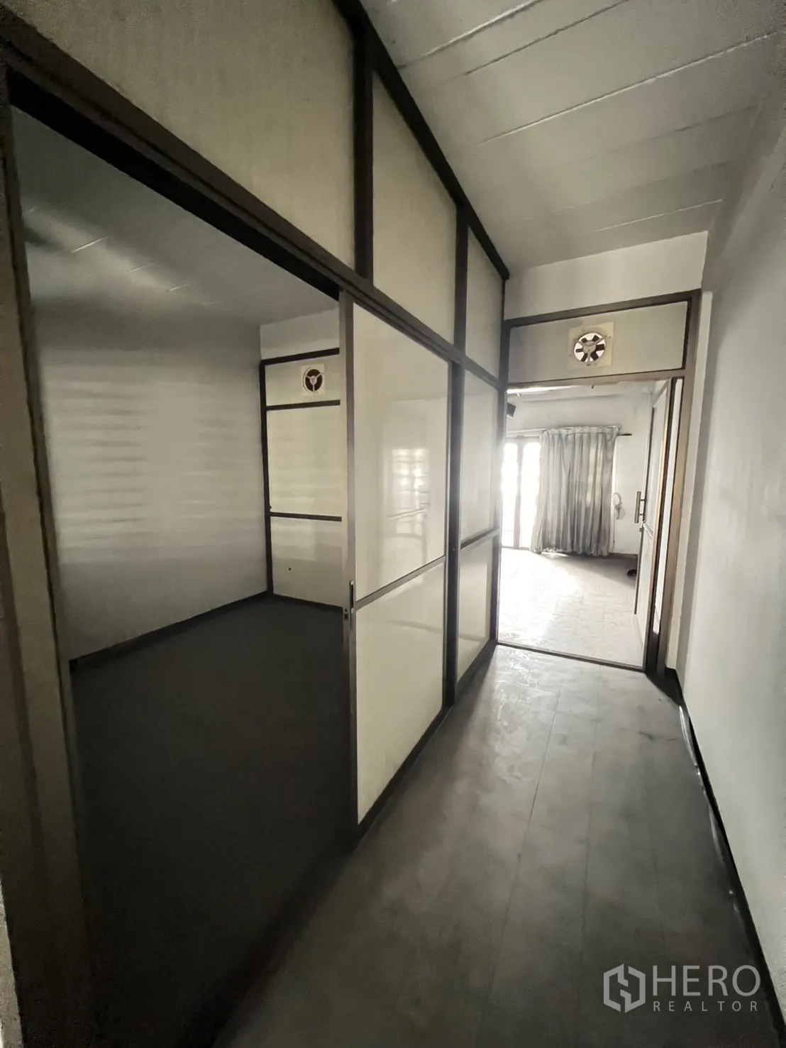 店屋 出租在Watthana, Bangkok - 混凝土楼梯配金属扶手，连接各楼层。