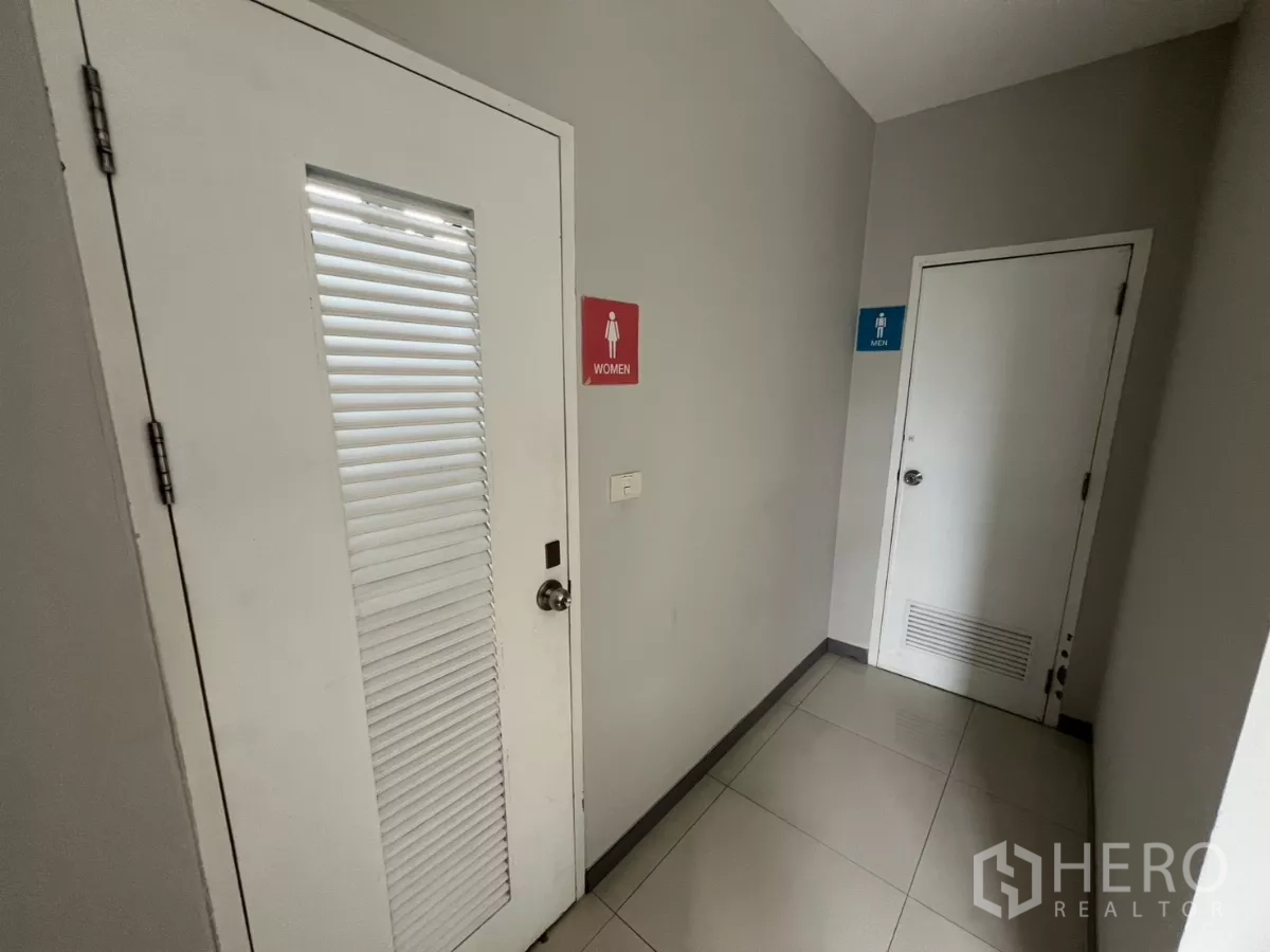 零售空间 出租在Khlong Toei, Bangkok - 公共卫生间走廊，男女标识清晰。