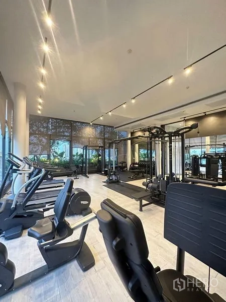 คอนโด ขายในWatthana, Bangkok - ฟิตเนสของคอนโดพร้อมเครื่องคาร์ดิโอและเวทเทรนนิ่ง หน้าต่างบานใหญ่รับวิวต้นไม้