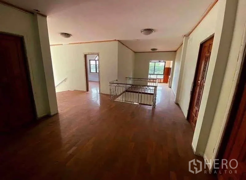 独立式住宅 出售在Prawet, Bangkok - 二层过厅，木地板，多间卧室相连