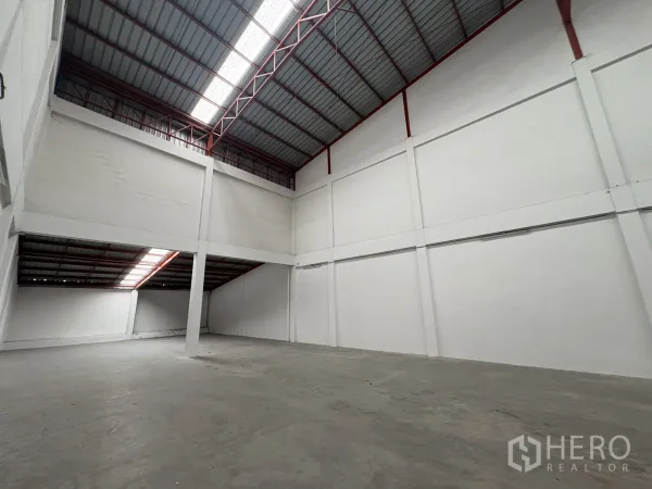 โรงงาน ให้เช่าในPhra Samut Chedi, Samut Prakan - พื้นที่โรงงานโล่ง พร้อมชั้นลอยบางส่วนและเสากลาง ใต้หลังคาระบายอากาศ
