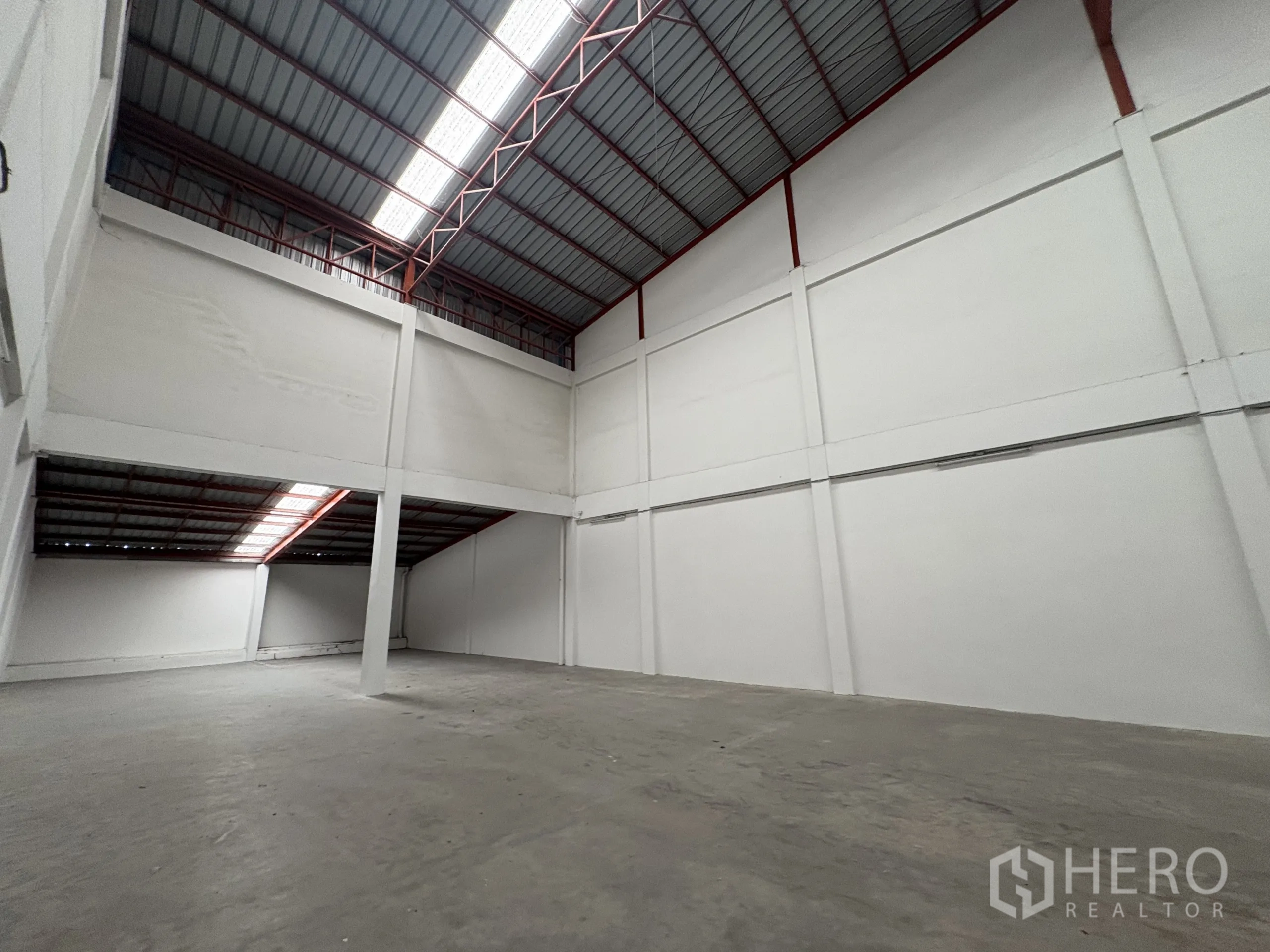 โรงงาน ให้เช่าในPhra Samut Chedi, Samut Prakan - พื้นที่โรงงานโล่ง พร้อมชั้นลอยบางส่วนและเสากลาง ใต้หลังคาระบายอากาศ