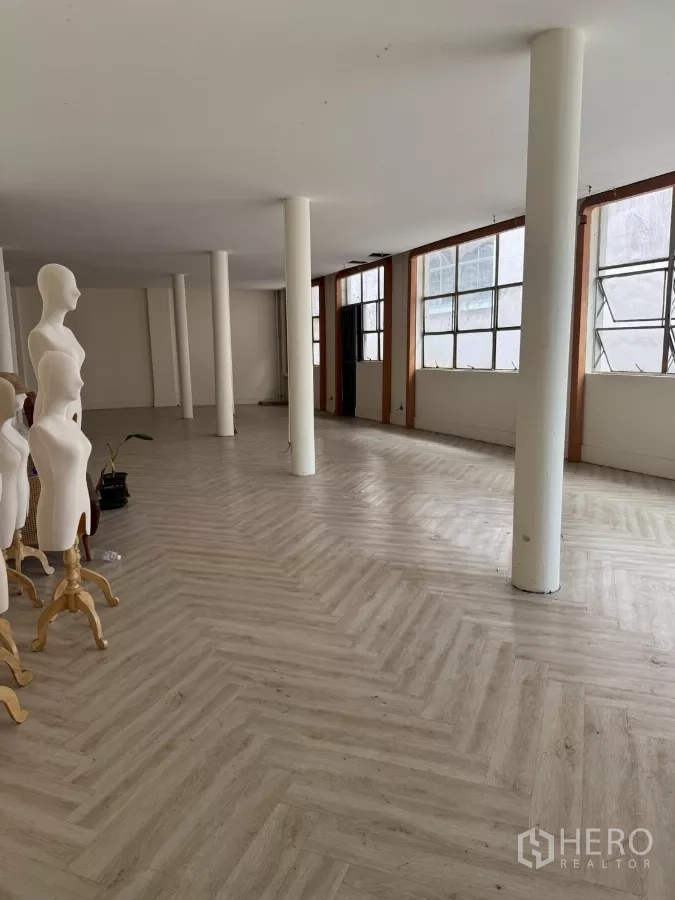 Shophouse for rent in Samphanthawong, Bangkok - Bright showroom floor with long window wall and columns.