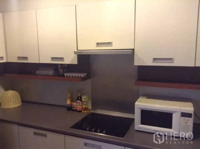 คอนโด ให้เช่าหรือขายในDin Daeng, Bangkok - ห้องครัวบิวท์อิน ตู้สีขาว เตาไฟฟ้า เครื่องดูดควัน พื้นที่เคาน์เตอร์ และไมโครเวฟ
