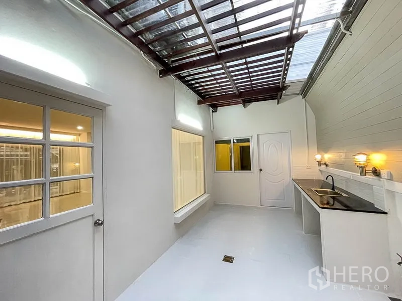 ทาวน์เฮาส์ ให้เช่าในYan Nawa, Bangkok - ลานซักล้าง/ครัวไทยหลังบ้าน หลังคาโปร่งแสง พร้อมอ่างล้างและเคาน์เตอร์