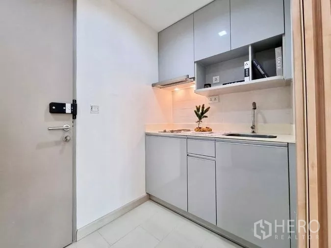 คอนโด ขายในPhra Khanong, Bangkok - ครัวบิลต์อินโทนเทา มีเตาไฟฟ้า เครื่องดูดควัน และตู้เก็บของ