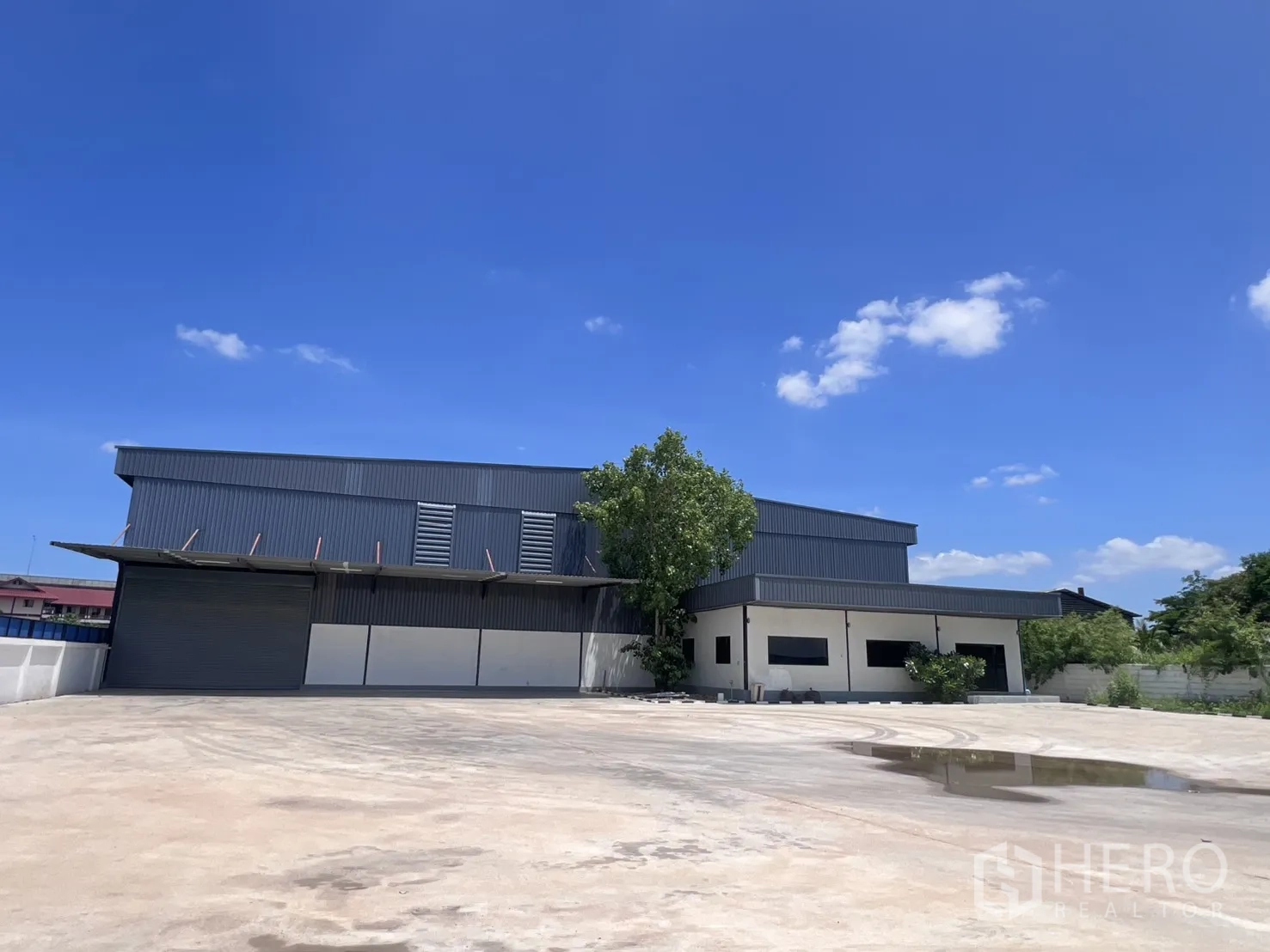 Warehouse for rent in Mueang Samut Sakhon, Samut Sakhon - Panoramic view of the warehouse complex with paved yard and boundary wall.