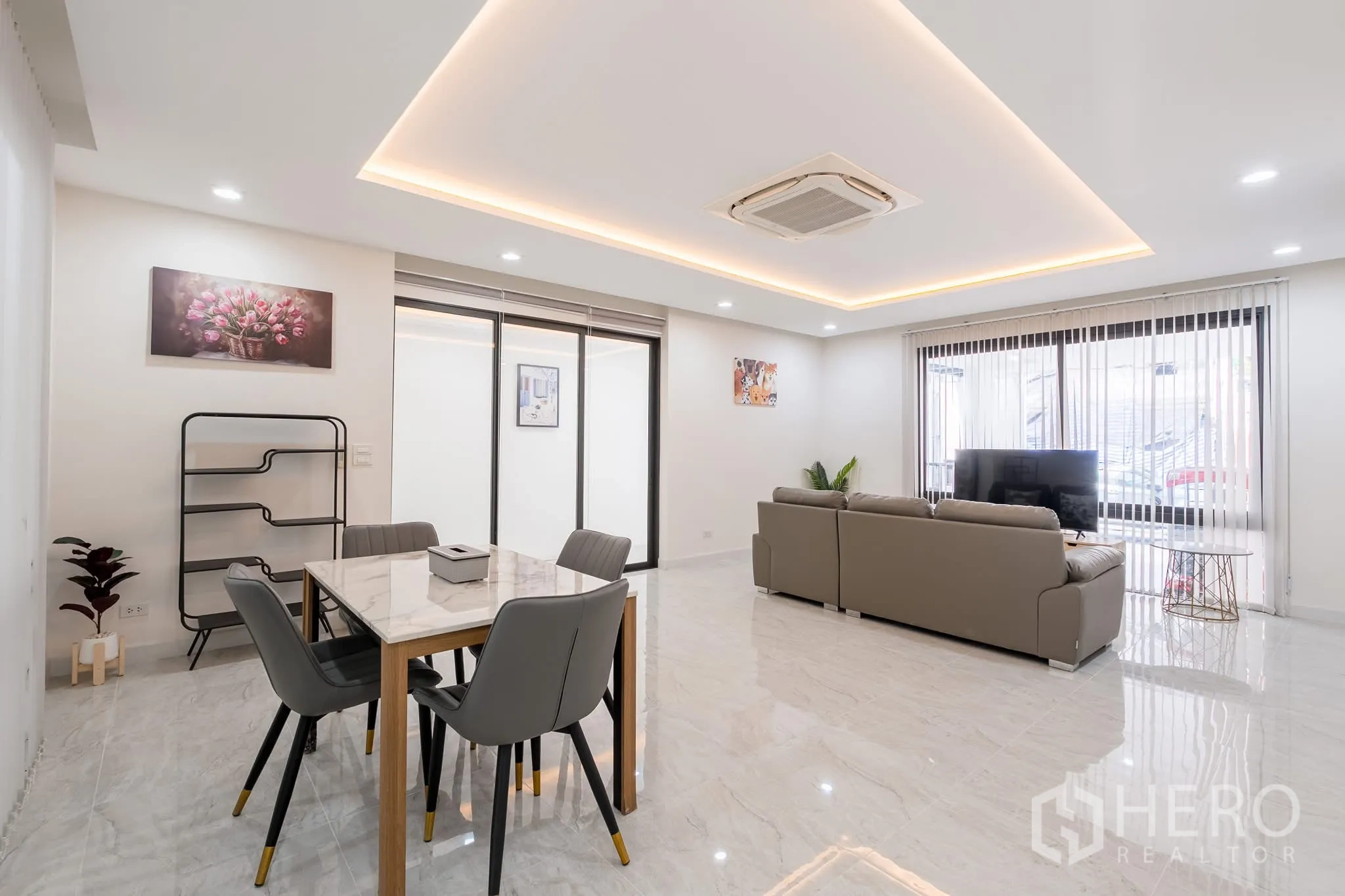 家庭办公室 for rent in Khlong Toei, Bangkok - 开放式客餐厅，亮面地砖、嵌入式灯光，配沙发与餐桌。