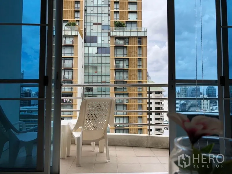 คอนโด ให้เช่าในPathum Wan, Bangkok - ระเบียงพร้อมเก้าอี้ มองเห็นอาคารสูงและวิวเมือง