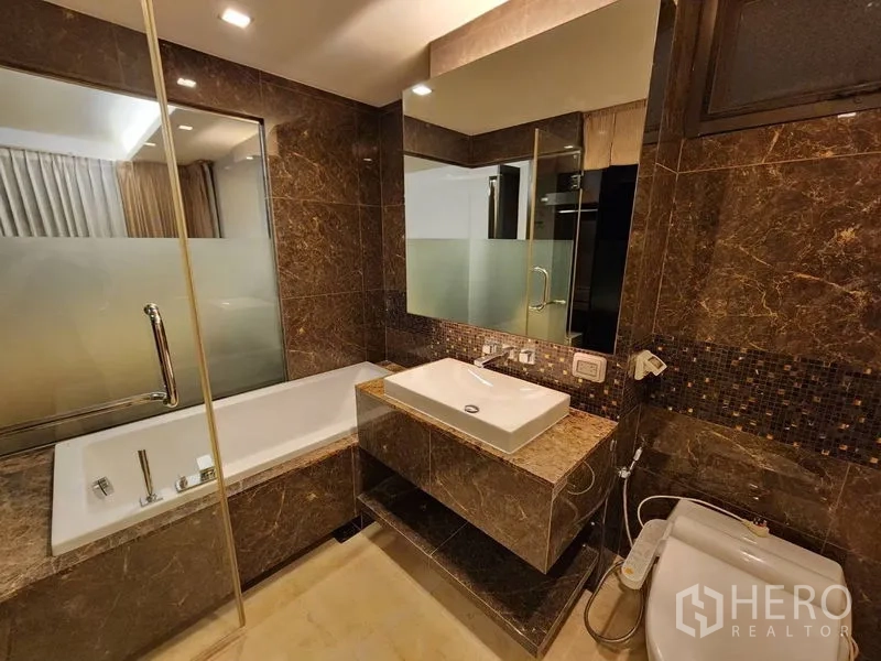 คอนโด ให้เช่าในWatthana, Bangkok - ห้องน้ำหรูมีอ่างอาบน้ำ กระจกบานใหญ่ เคาน์เตอร์หินอ่อน และงานปูพื้นผนัง