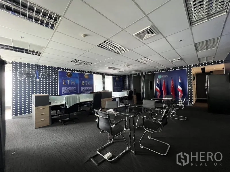 Office Space for rent in Huai Khwang, Bangkok - Collaborative zone with glass tables, chrome chairs and patterned feature walls.