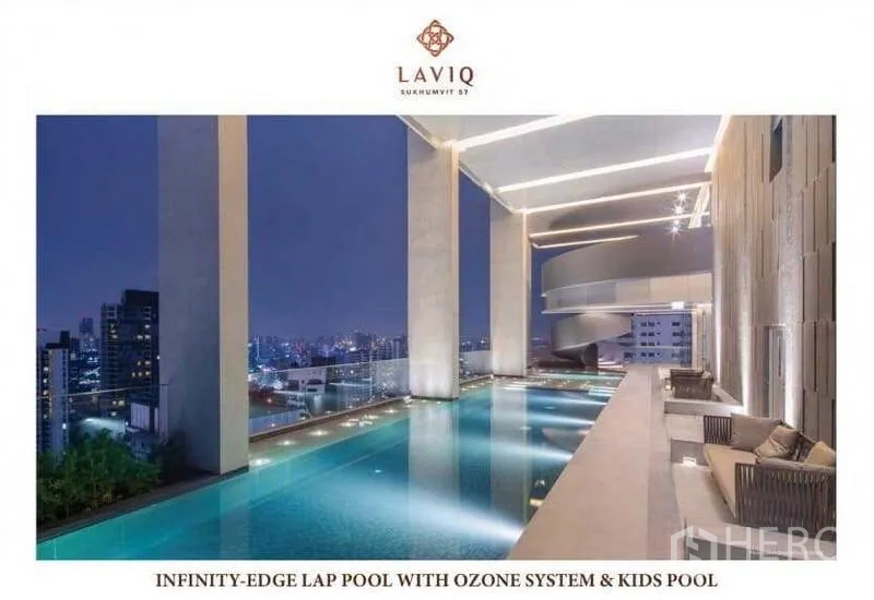 公寓 出租或出售 - 屋顶无边泳池夜景，可观城市天际线与休闲座椅。