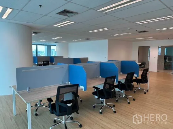 办公空间 出租 - 拎包入驻的办公区，成排工位、顶置照明与中央空调，配玻璃门会议室。