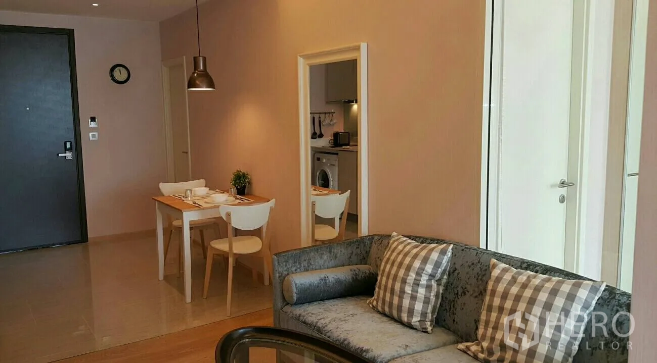 คอนโด ให้เช่าในWatthana, Bangkok - มุมรับประทานอาหารแขวนโคมไฟและกระจกบานใหญ่ เชื่อมต่อครัวและประตูห้องนอน พร้อมโซฟานั่งสบาย