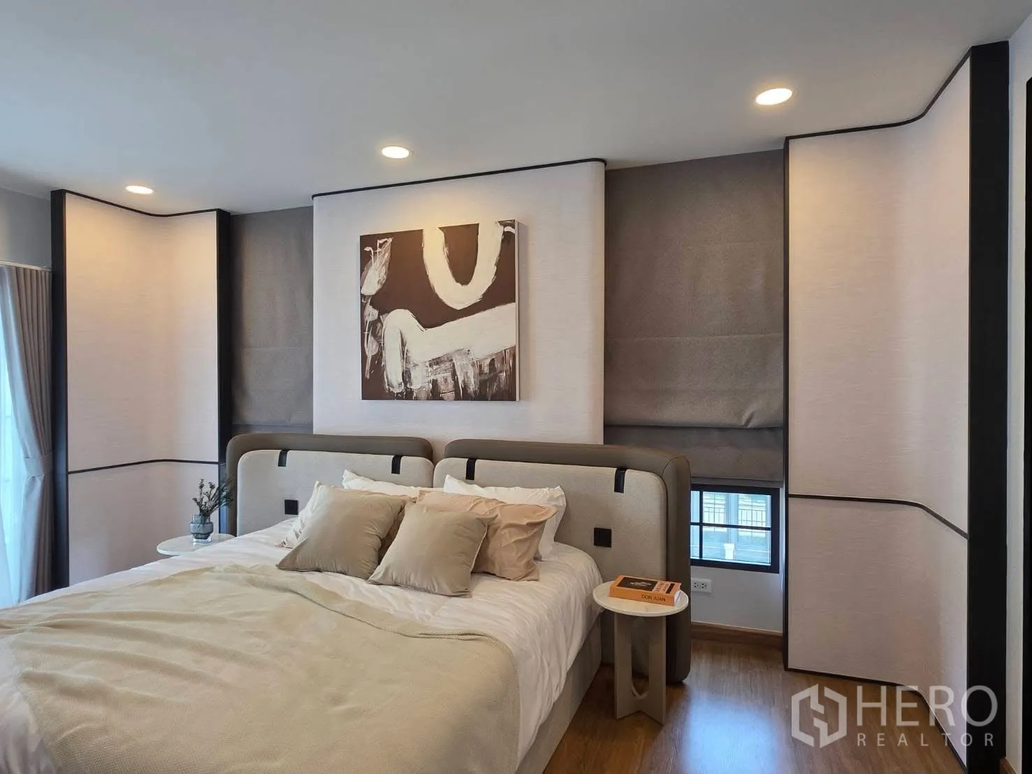 独栋房屋 for rent in Bang Phli, Samut Prakan - 主卧配造型床头、层叠遮光帘与装饰画