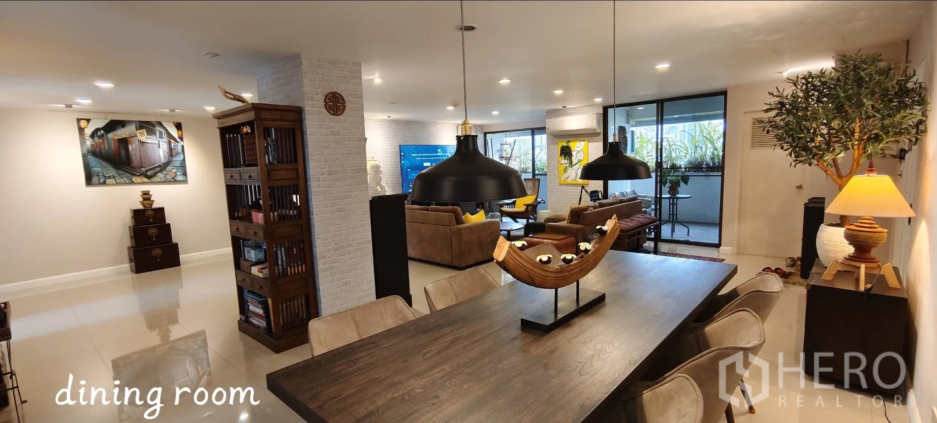 คอนโด for rent in Watthana, Bangkok - โต๊ะรับประทานอาหารพร้อมโคมไฟแขวน หันหน้าออกสู่ประตูกระจกบานเลื่อนและระเบียง