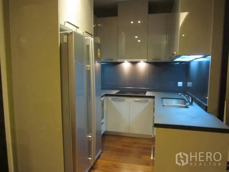 คอนโด ให้เช่าหรือขายในWatthana, Bangkok - ครัวรูปตัว U สมัยใหม่ ตู้บิลท์อินเงางาม เตาอินดักชัน เครื่องดูดควัน และตู้เย็นสองประตู